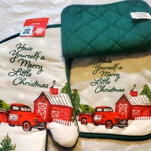 Christmas Oven Mitt and Pot Holder Set - Picture 2 of 4